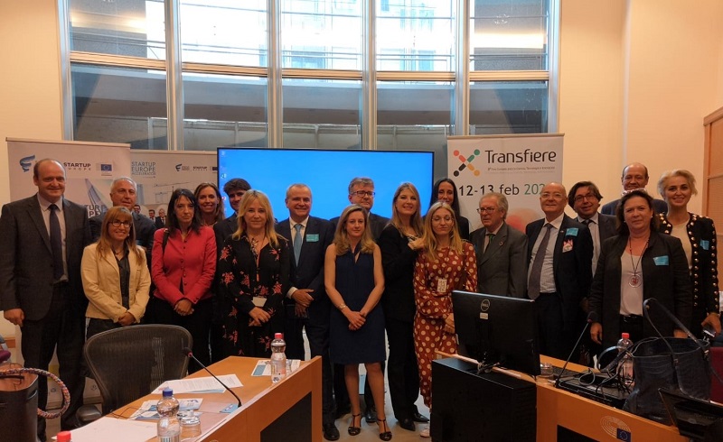 Foto-de-familia-Presentacion-Foro-Transfiere-en-el-Parlamento-Europeo-04-06-2019